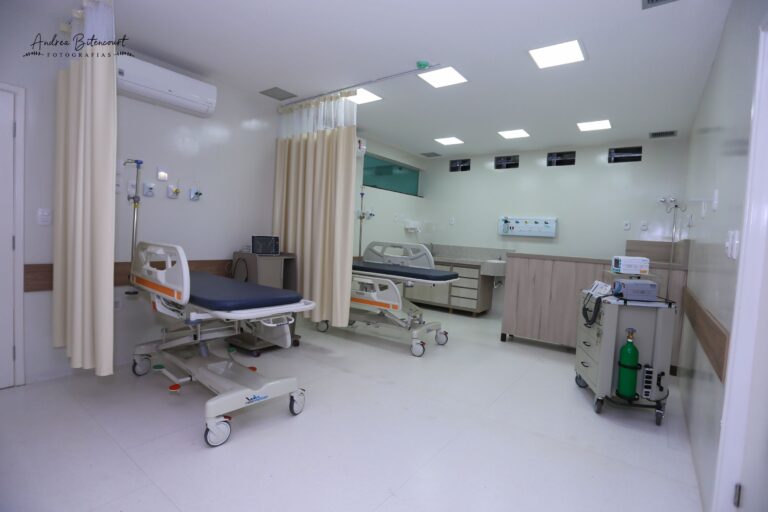 Sala de observação da Clínica Gattass Ferreira com leitos e divisórias