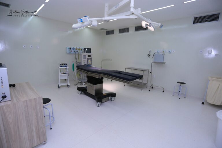 Sala cirúrgica da Clínica Gattass Ferreira com mesa e foco cirúrgico