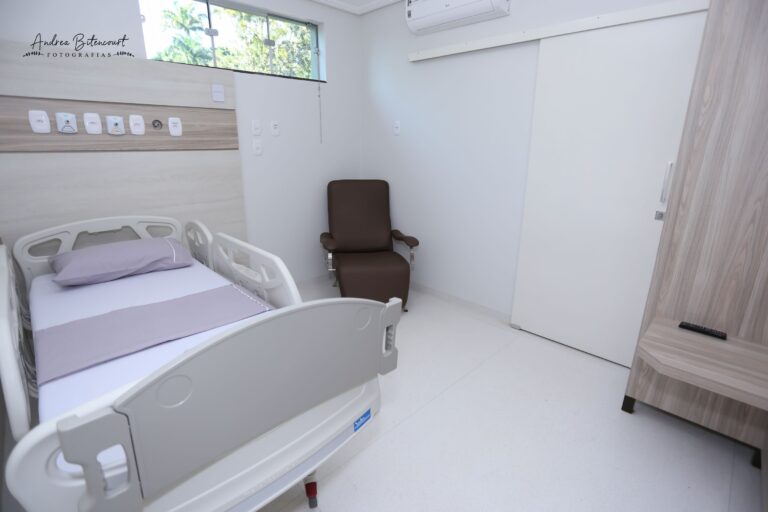 Quarto de internação da Clínica Gattass Ferreira com cama hospitalar e poltrona