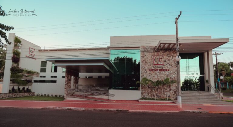 Entrada e estacionamento da Clínica Gattass Ferreira ao entardecer