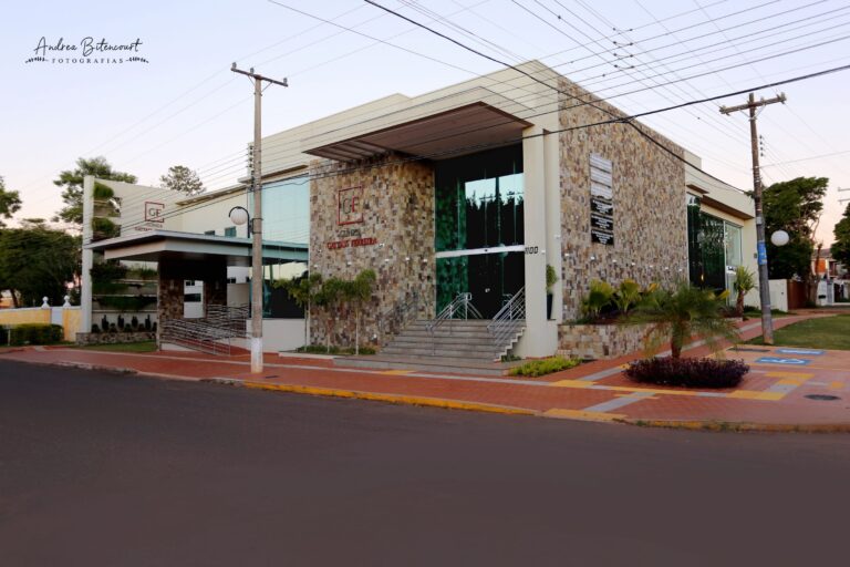 Fachada da Clínica Gattass Ferreira em Ponta Porã, prédio em pedra e vidro visto da esquina