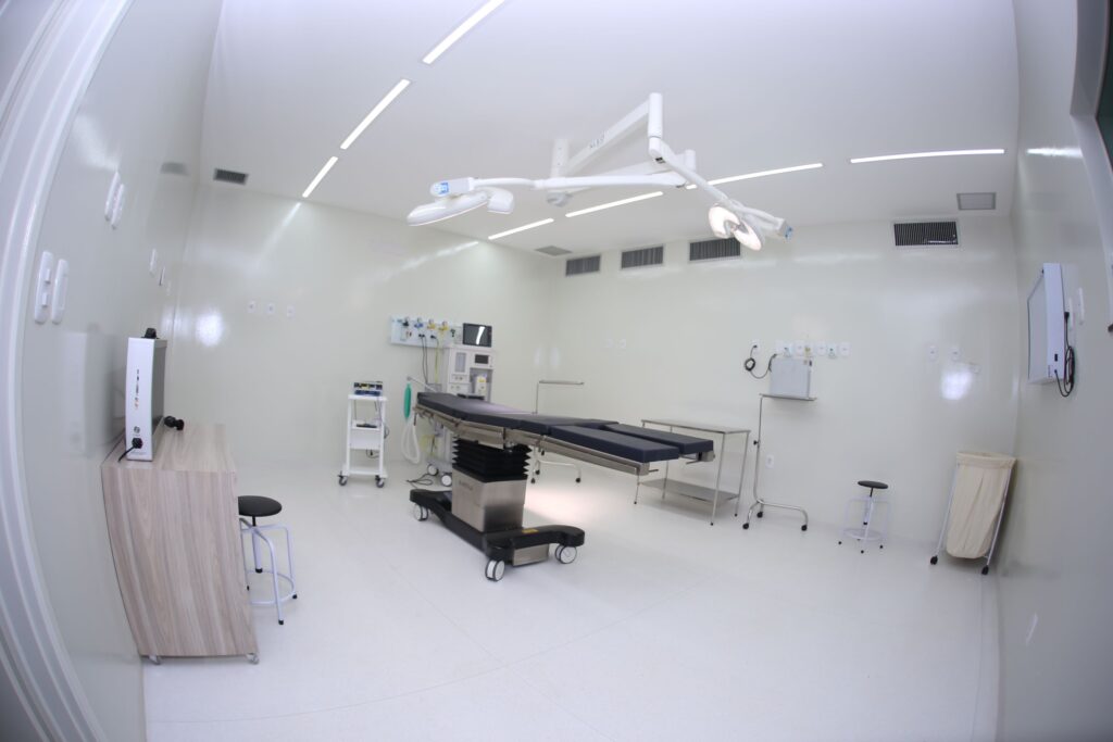 Centro cir&uacute;rgico da Cl&iacute;nica Gattass Ferreira com mesa cir&uacute;rgica e equipamentos