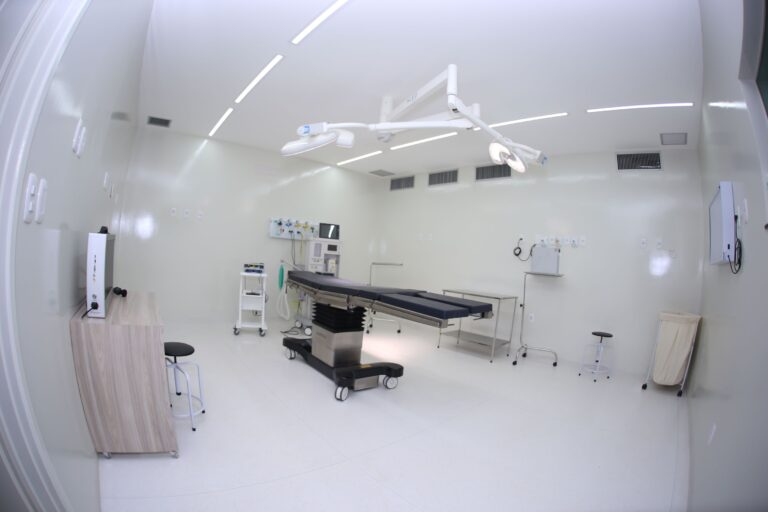 Centro cirúrgico da Clínica Gattass Ferreira com mesa cirúrgica e equipamentos