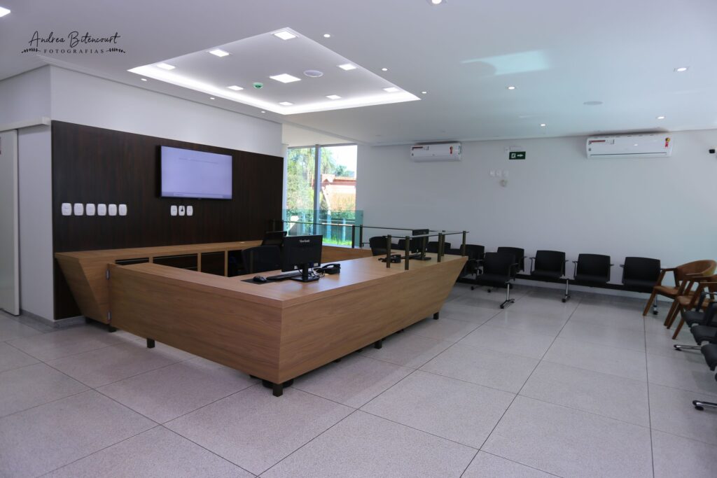 Sala de espera e balc&atilde;o de atendimento da Cl&iacute;nica Gattass Ferreira