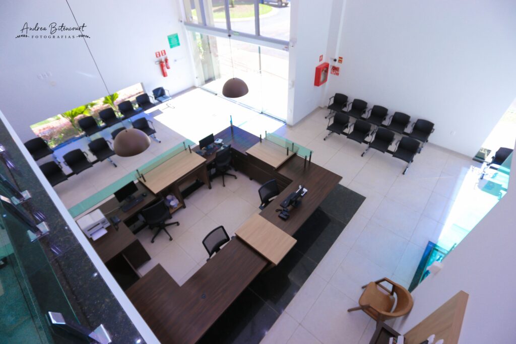 Vista superior da recep&ccedil;&atilde;o e sala de espera da Cl&iacute;nica Gattass Ferreira em Ponta Por&atilde;