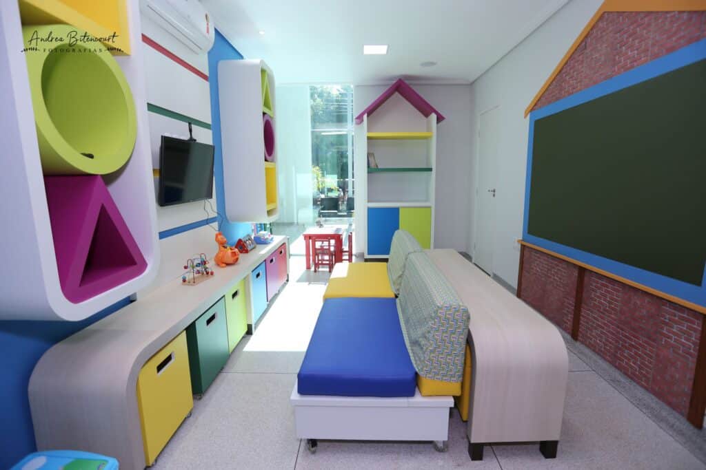 Espa&ccedil;o infantil colorido da Cl&iacute;nica Gattass Ferreira