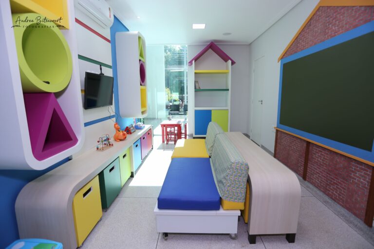 Espaço infantil colorido da Clínica Gattass Ferreira